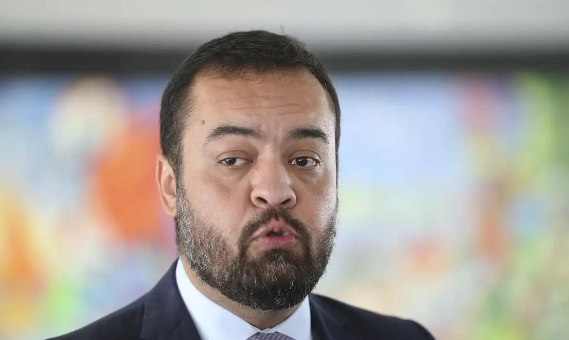 Cláudio Castro avaliou criar cargo no RJ para manter Eduardo Bolsonaro licenciado na Câmara