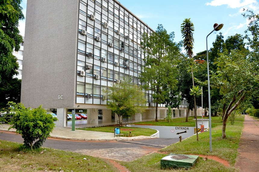 Carla Zambelli pode ser multada se não devolver apartamento funcional em Brasília