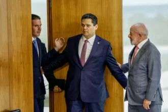 Motta e Alcolumbre podem encabeçar negociação com Trump por tarifas, se anistia for pautada