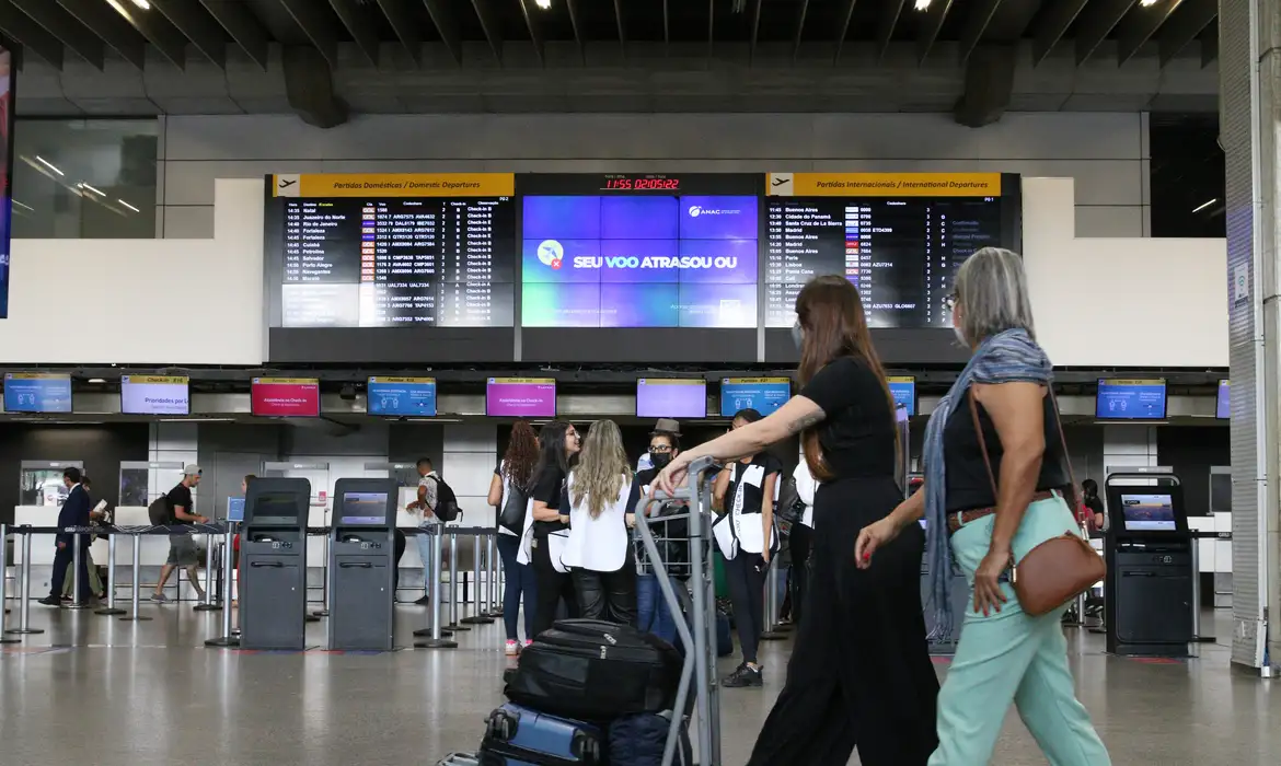 Moeda fraca ajuda setor aéreo a bater recorde de passageiros em julho