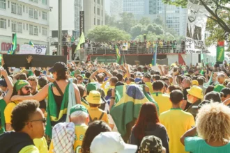 Nikolas pede prisão de Moraes em ato lotado na Paulista