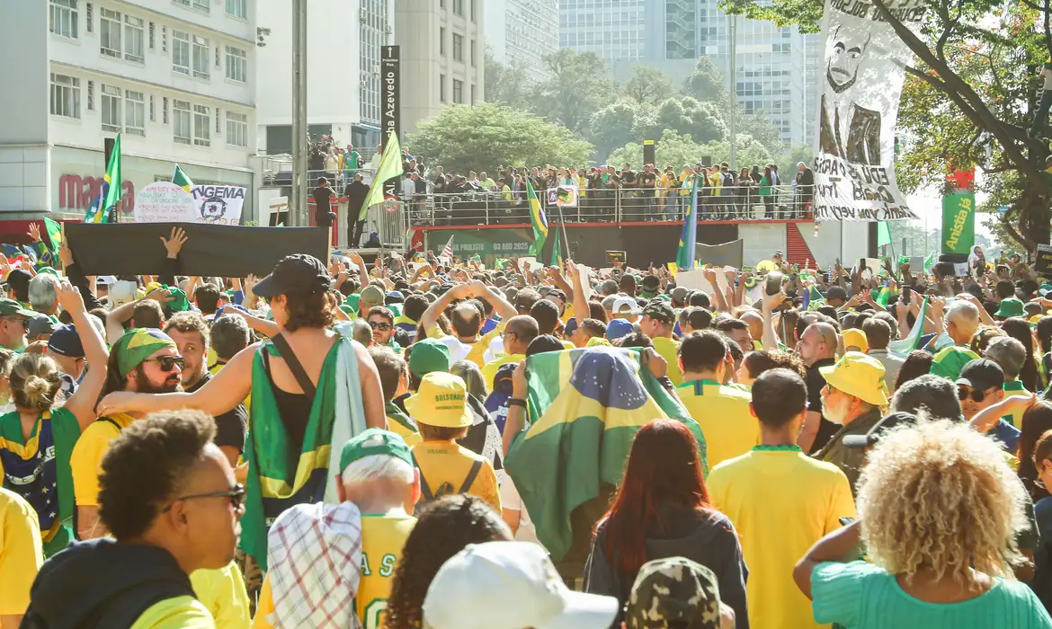 Nikolas pede prisão de Moraes em ato lotado na Paulista