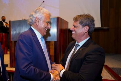 Tarcísio evita palanque com Caiado para blindar aliança com Flávio