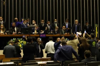 Oposição paralisa Câmara e Senado em protesto contra prisão de Bolsonaro