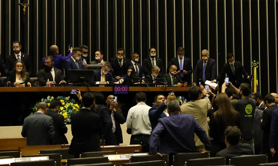 Oposição paralisa Câmara e Senado em protesto contra prisão de Bolsonaro