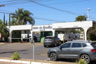 Dentro das '4 linhas' Bolsonaro cumprimenta jornalistas após vigilância integral