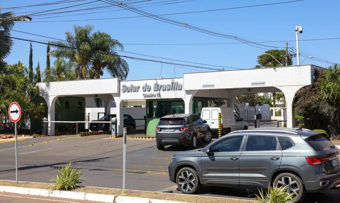 Dentro das '4 linhas' Bolsonaro cumprimenta jornalistas após vigilância integral