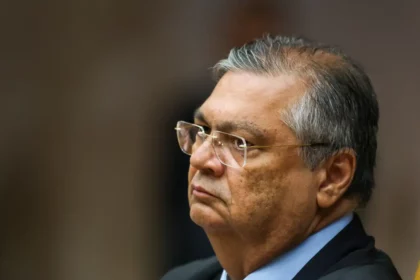Flávio Dino abre investigação sigilosa sobre uso de emendas no filme de Bolsonaro