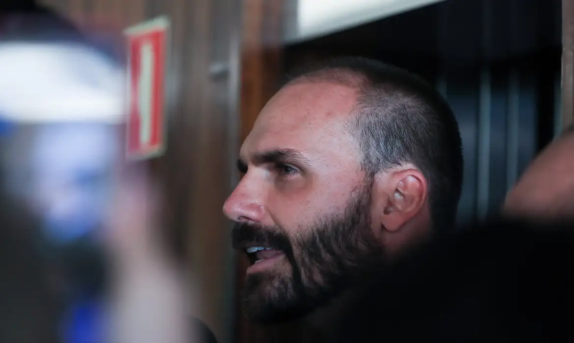Eduardo Bolsonaro articula mais sanções contra Moraes e deve escapar de cassação