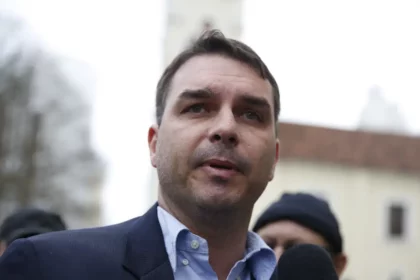 Flávio supera ligeiramente Lula em intenções de voto no 2º turno, diz AtlasIntel