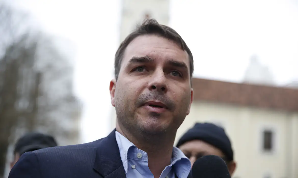Parentes de Flávio Bolsonaro são reféns em busca de valores do ex-presidente