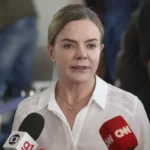 Gleisi critica uso da bandeira do Brasil por apoiadores de Bolsonaro