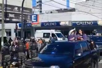 Criminosos arremessam pedras em caravana de Javier Milei na região de Buenos Aires