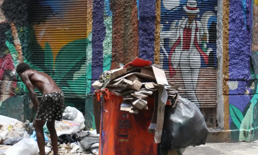 Brasil dobra população de rua em dois anos com crise econômica como motor