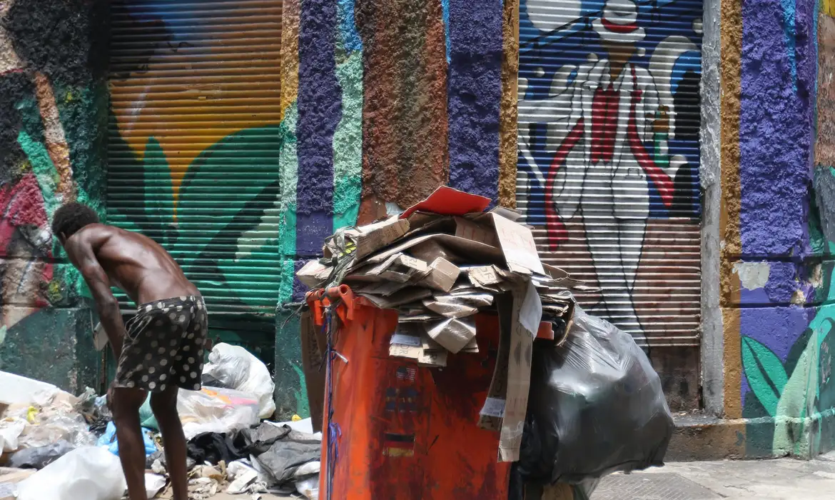Brasil dobra população de rua em dois anos com crise econômica como motor