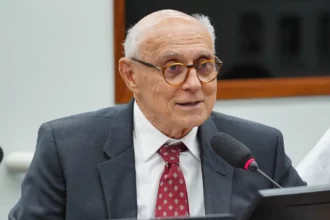 Eduardo Suplicy é internado às pressas no Rio de Janeiro