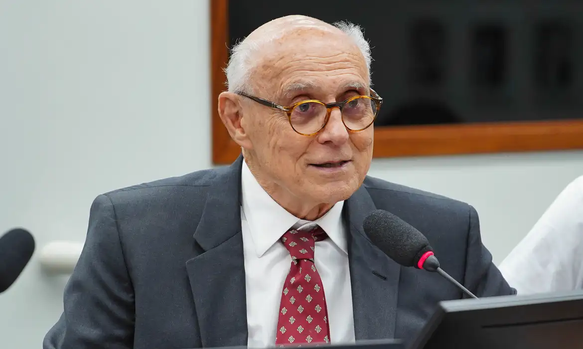 Eduardo Suplicy é internado às pressas no Rio de Janeiro