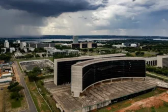 Com nova sala VIP em aeroporto, TST compra 27 carros de alto luxo para ministros