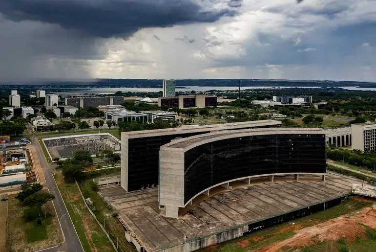 Com nova sala VIP em aeroporto, TST compra 27 carros de alto luxo para ministros
