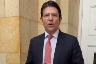 Candidato conservador colombiano morre dois meses após ser baleado em comício