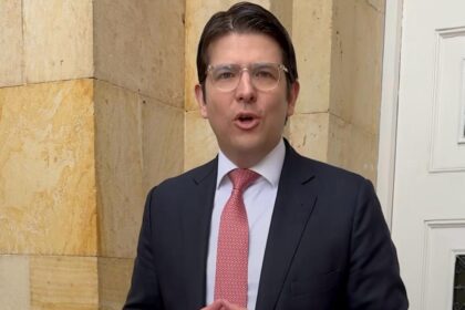 Candidato conservador colombiano morre dois meses após ser baleado em comício