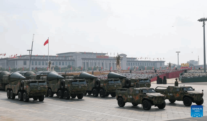 China faz 'desfile nuclear' com mísseis que podem atingir os EUA