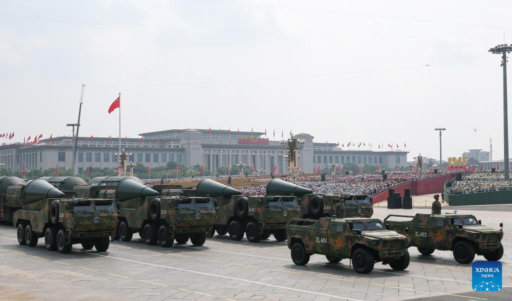 China faz 'desfile nuclear' com mísseis que podem atingir os EUA