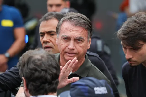 Bolsonaro não tem previsão de alta hospitalar após crise de pressão baixa