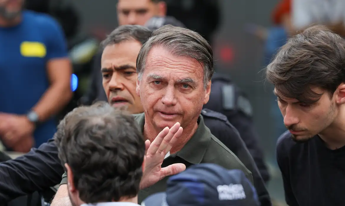 Bolsonaro não tem previsão de alta hospitalar após crise de pressão baixa