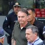 Bolsonaro deixa hospital com laudo de câncer de pele