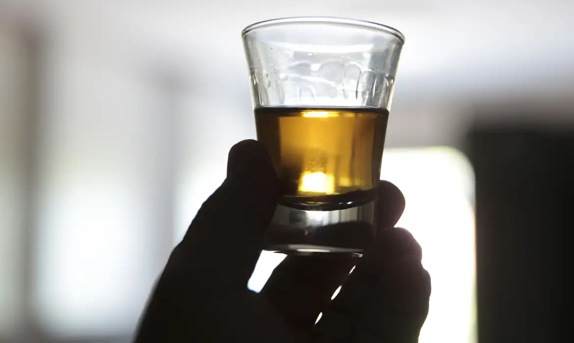 Senado votará pena maior a quem fornece droga ou álcool a menores de 18 anos