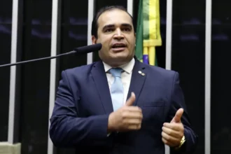 Delegado Freitas será o relator do processo contra Eduardo Bolsonaro na Câmara