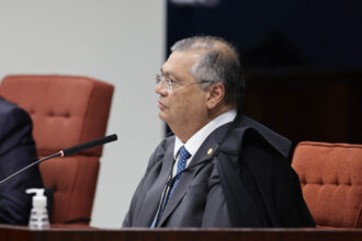 Dino vota pela condenação de Bolsonaro e diz que não cabe anistia