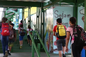 Menos da metade das escolas públicas está ligada à rede de esgoto no país