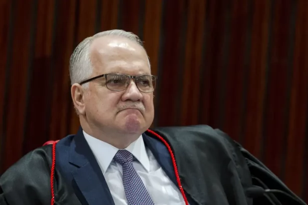 Filha de Fachin é chamada de "lixo comunista" e sofre cusparada no PR