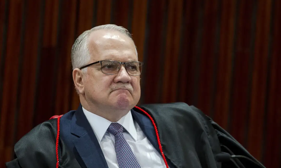 Filha de Fachin é chamada de "lixo comunista" e sofre cusparada no PR
