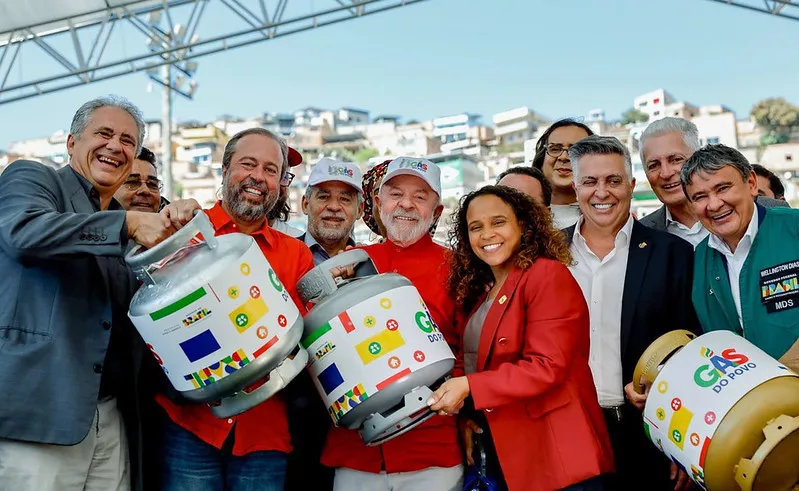 Governo amplia 'Gás do Povo' enquanto Flávio Bolsonaro sobe em pesquisas