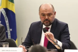 CPMI do INSS vota quebras de sigilo e ouve ex-ministro