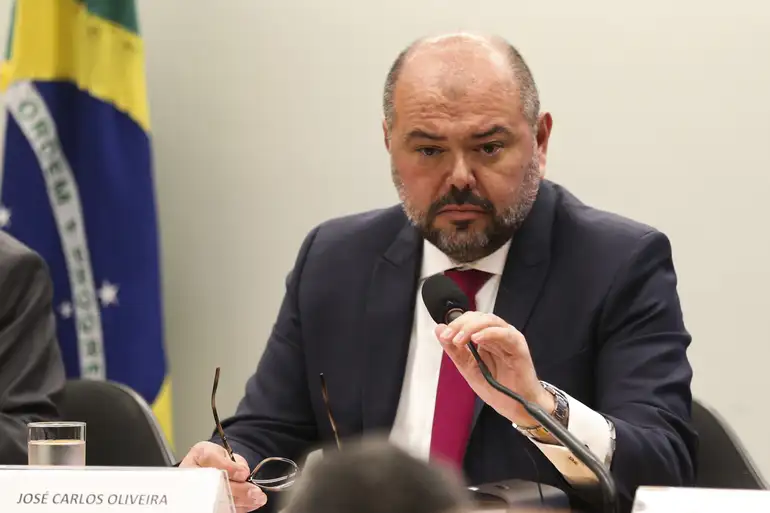 CPMI do INSS vota quebras de sigilo e ouve ex-ministro