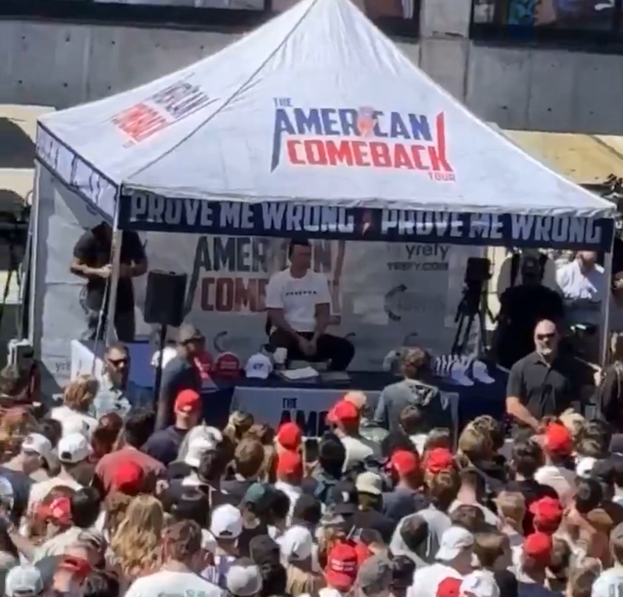 Charlie Kirk, ativista aliado de Trump, é assassinado em ataque nos EUA