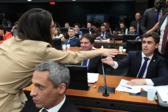 Campanha "Demita Extremistas" ganha força no Brasil