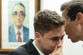 Defesa diz que ex-presidente Bolsonaro não usou celular durante visita de Nikolas