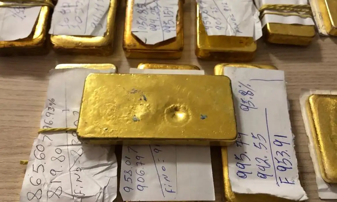 Ouro bate recorde e ações nos EUA sobem à espera de decisão do Fed