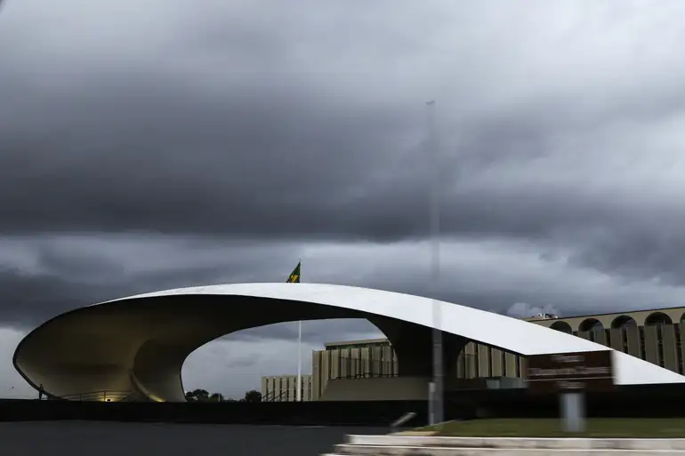 Exército reserva cela para Bolsonaro e se posiciona contra aglomerações