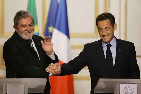 Justiça francesa condena ex-presidente Sarkozy a cinco anos por trama com regime líbio