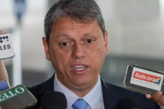 Tarcísio visita Bolsonaro e defende anistia ampla para pacificar o país