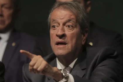 Prisão de Bolsonaro fortalece oposição em torno da anistia e da eleição de 2026