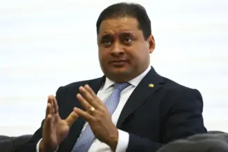 PF deflagra operação contra vice-líder do governo no Senado por fraude no INSS