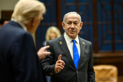 Trump tenta conter Israel após ataque iraniano