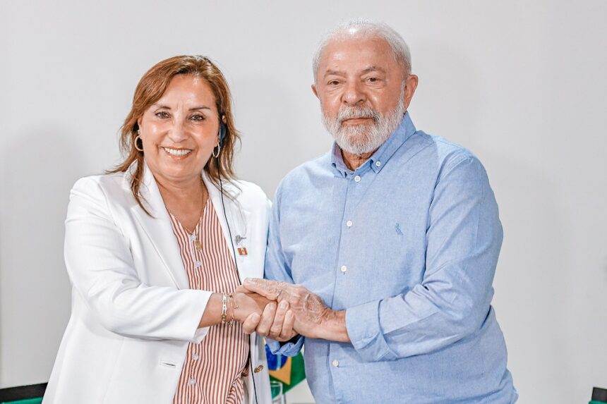 Congresso do Peru destitui presidente por escândalos de enriquecimento e má gestão